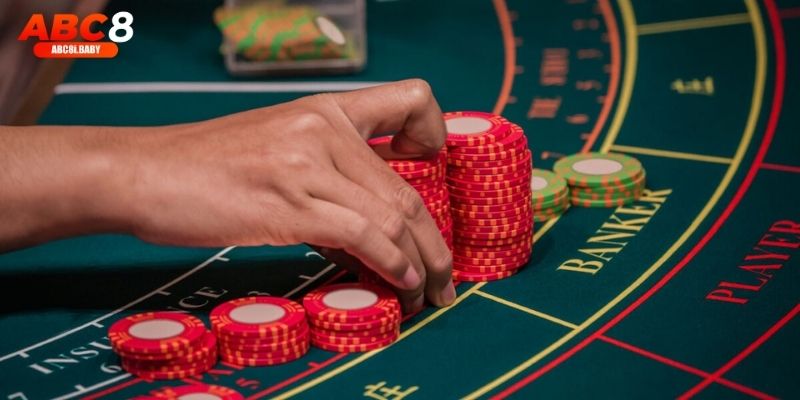 Người chơi đang đặt cược tại bàn Baccarat ABC8