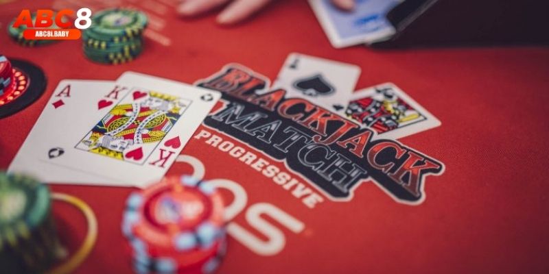 Người chơi tập trung cao độ trong ván Blackjack ABC8