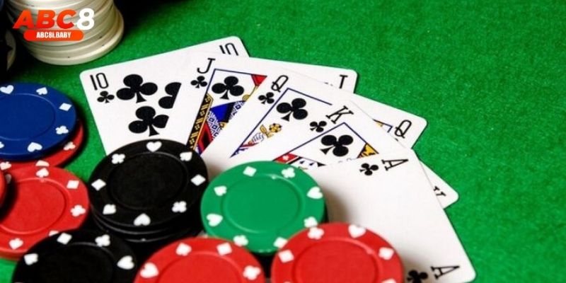 Giao diện chơi Poker trực tuyến tại ABC8 thân thiện, dễ sử dụng 